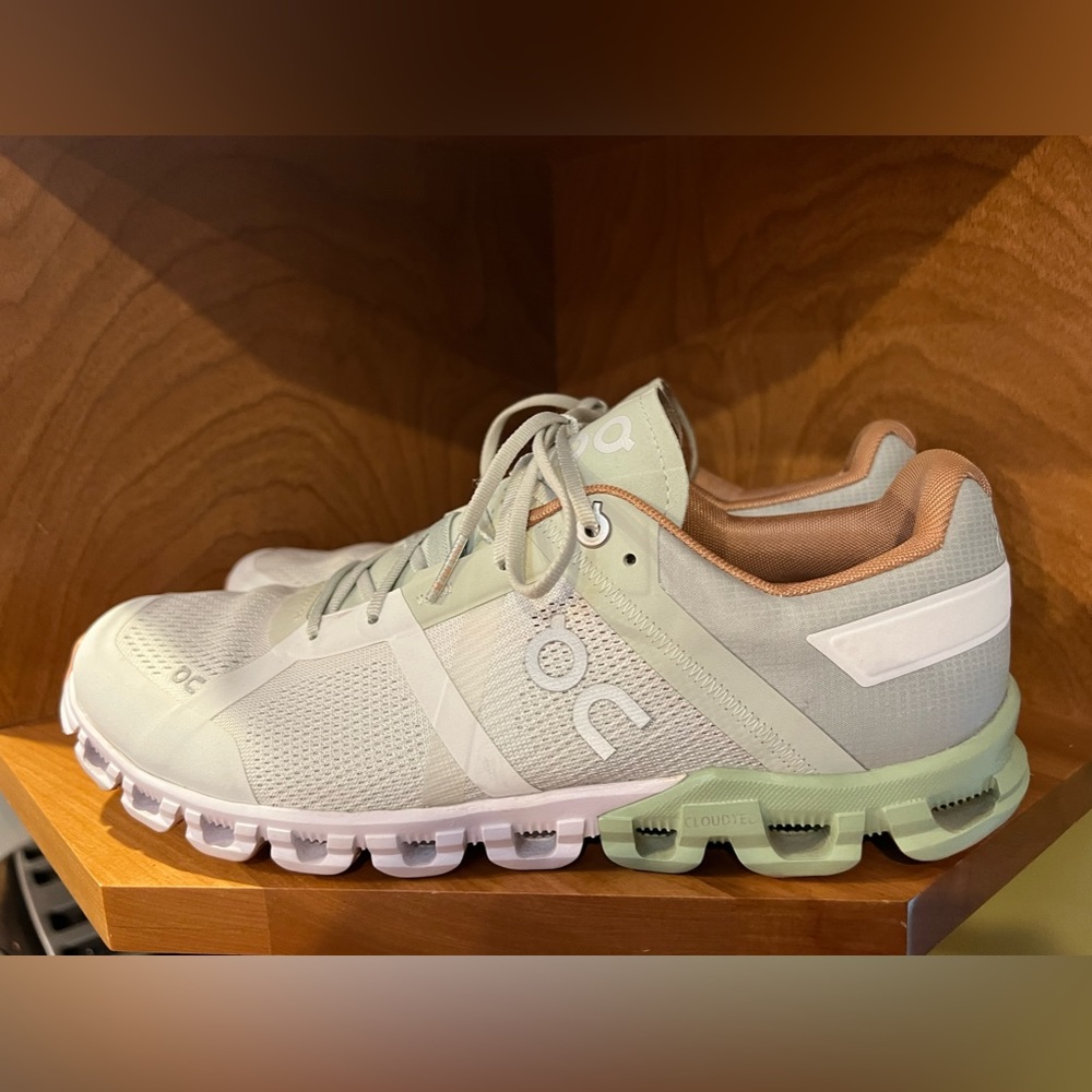 ON Cloudflow Running Shoes Aloe and White Size 9.5 💚🤍